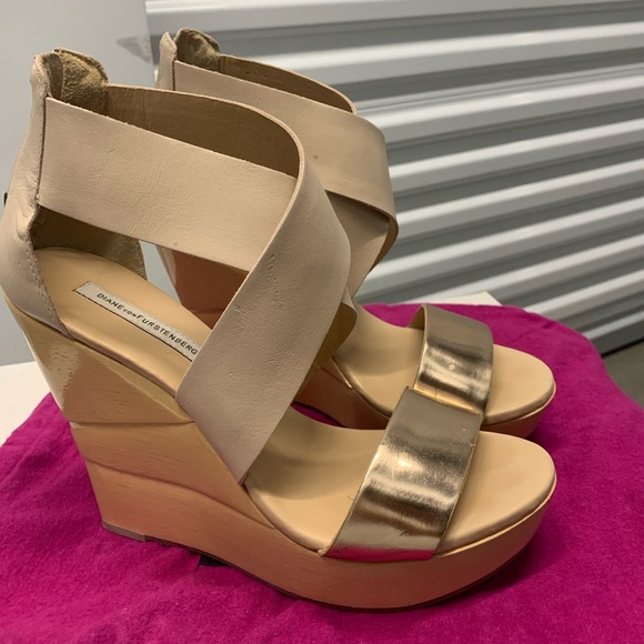 DVF Opal Wedge Nude & Gold size 8.5 - Picture 2 of 5